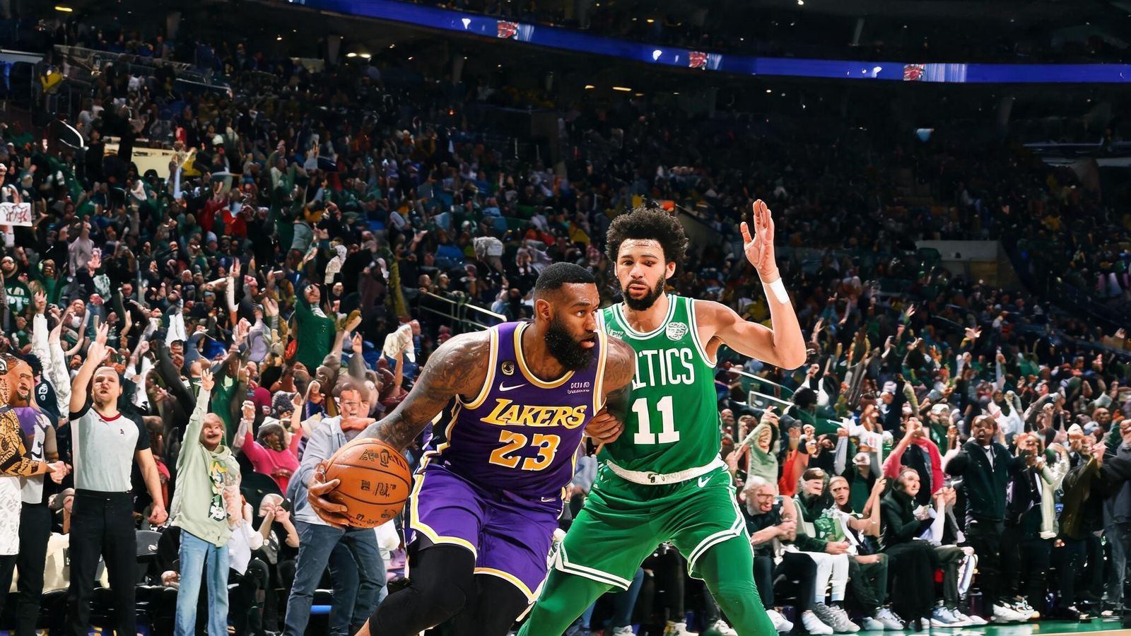NBA比赛现场大屏显示实时比分，球员激烈对抗，观众欢呼