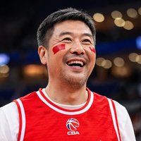 一位中年男性球迷头像，穿着CBA球衣